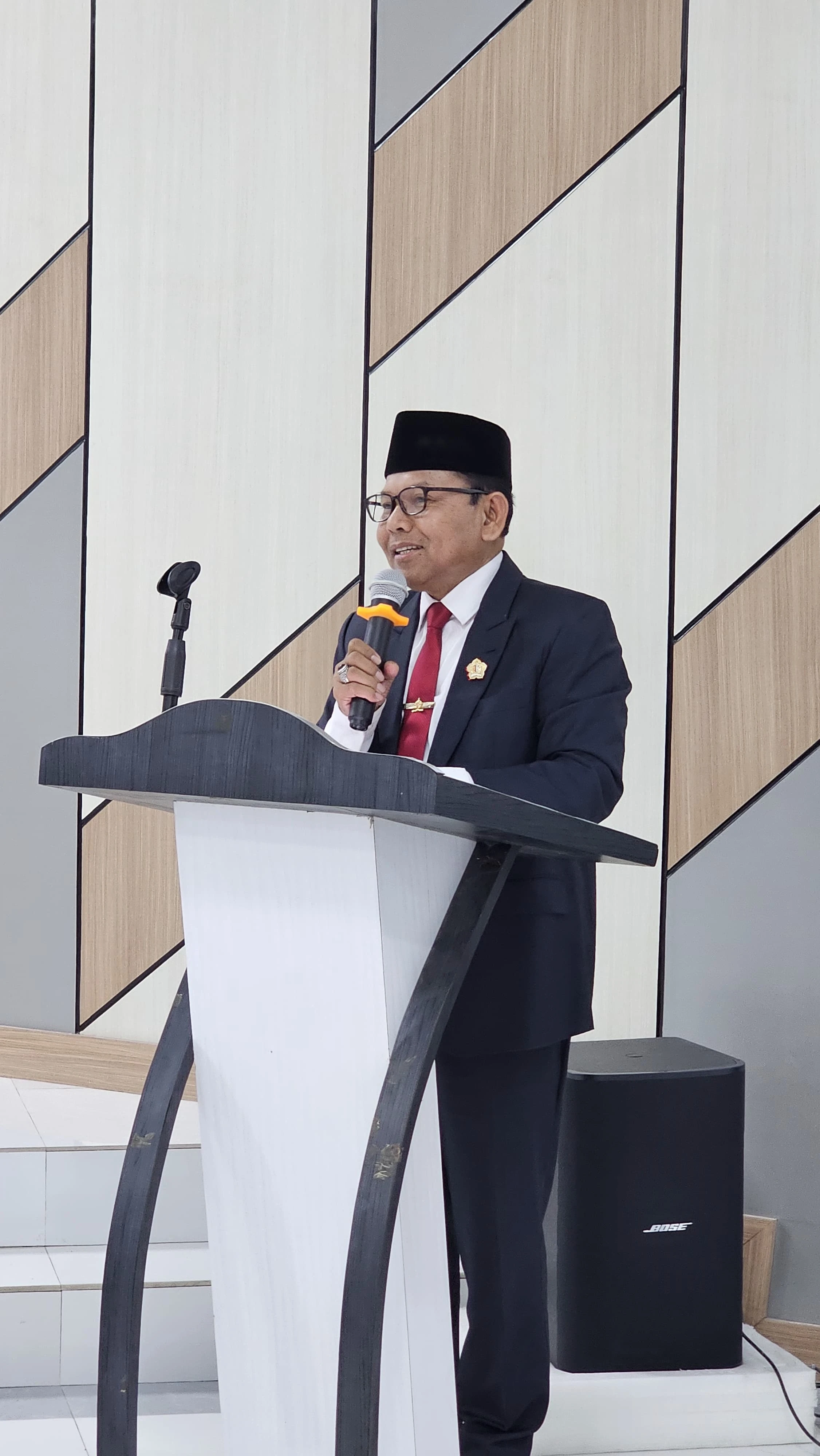 Prof. Sukri Palutturi menyampaikan refleksi kepemimpinan, meneguhkan kolaborasi, integritas, dan masa depan gemilang FKM Unhas. (Foto: Dok.Pribadi).